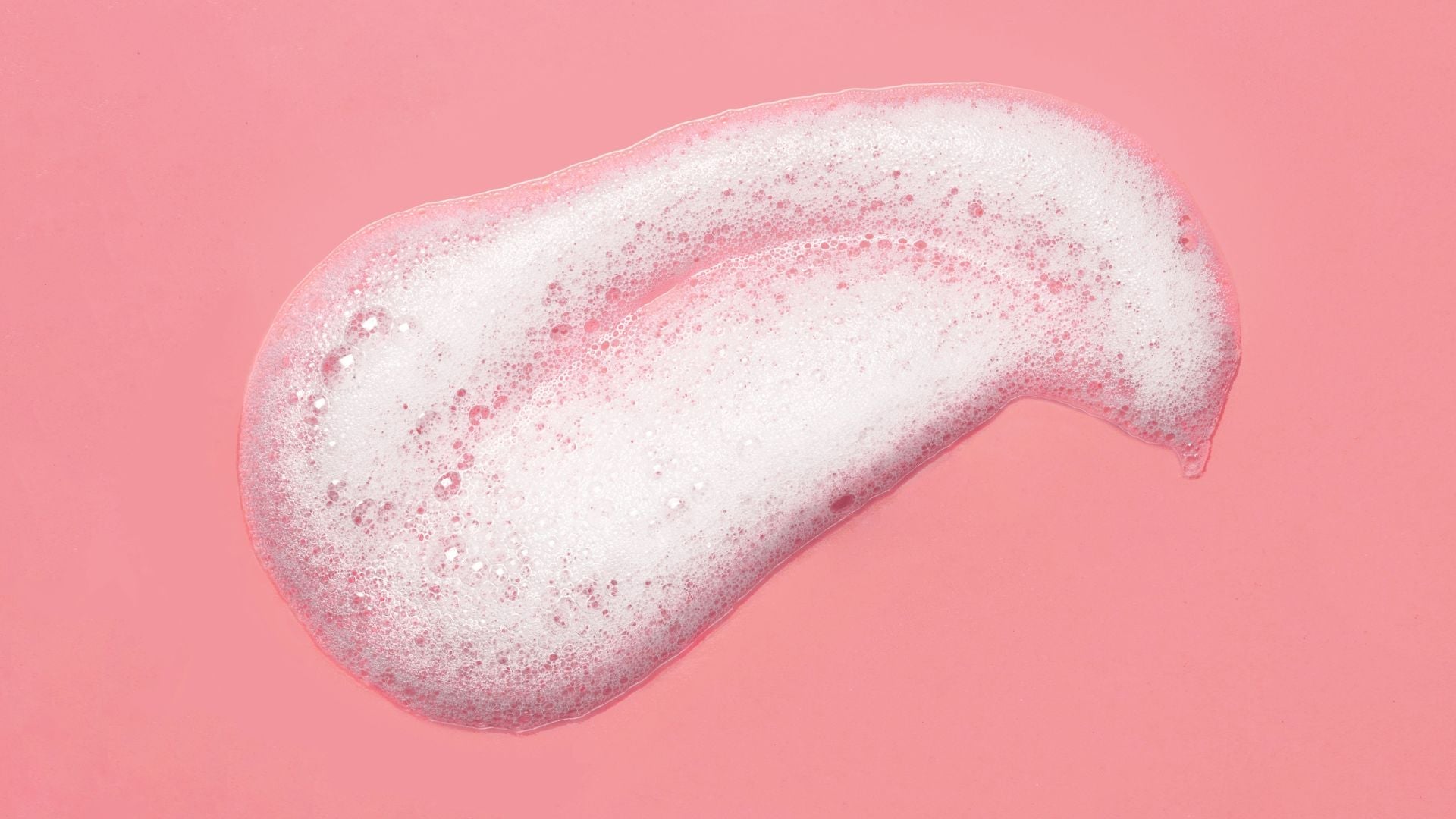Low-Foam Cleansers: How Gentle Surfactants Protect the Scalp Barrier