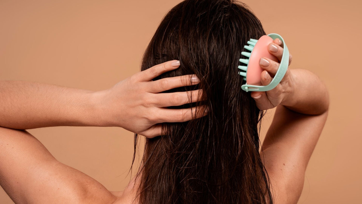 Massager vs Fingertips Explained: Gentle Care for Sensitive Scalps