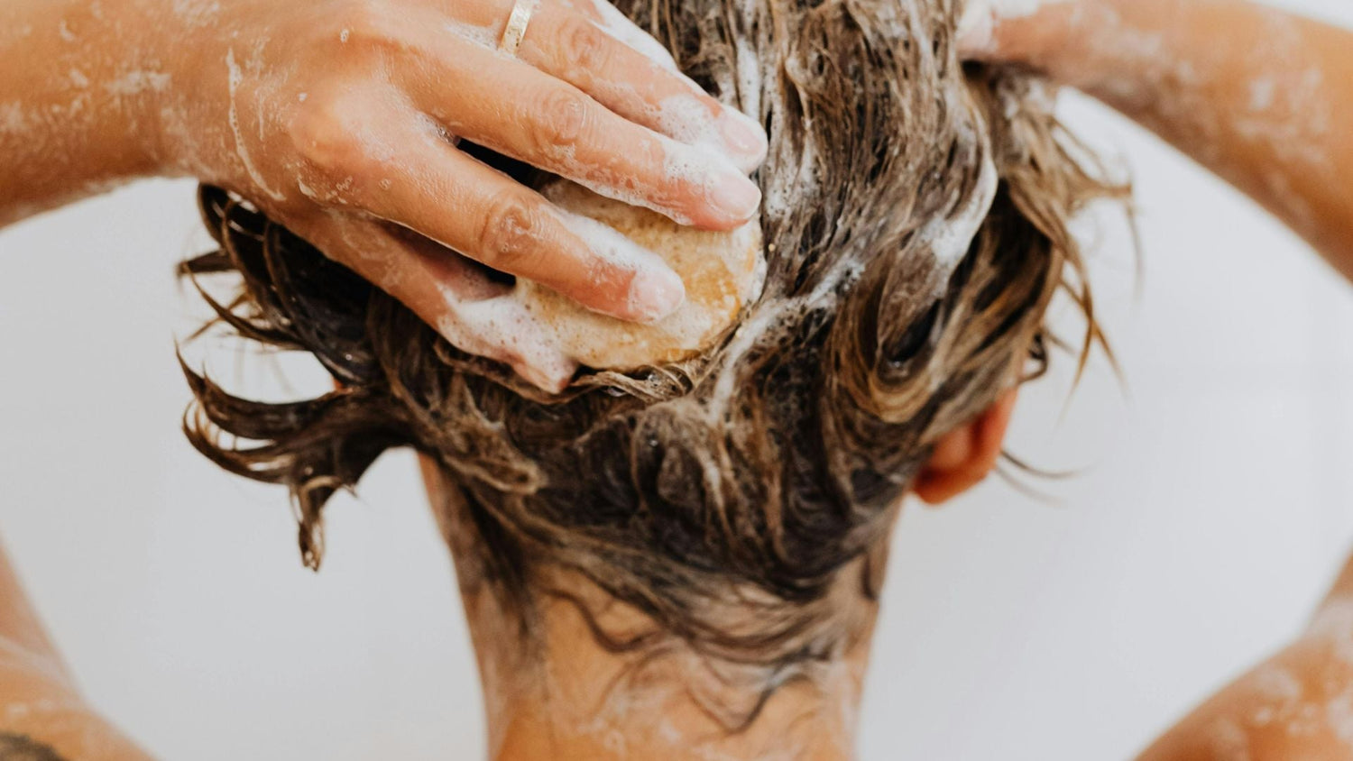 Gentle Cleansing for Sensitive Scalps: Mild Surfactants and Safe Techniques