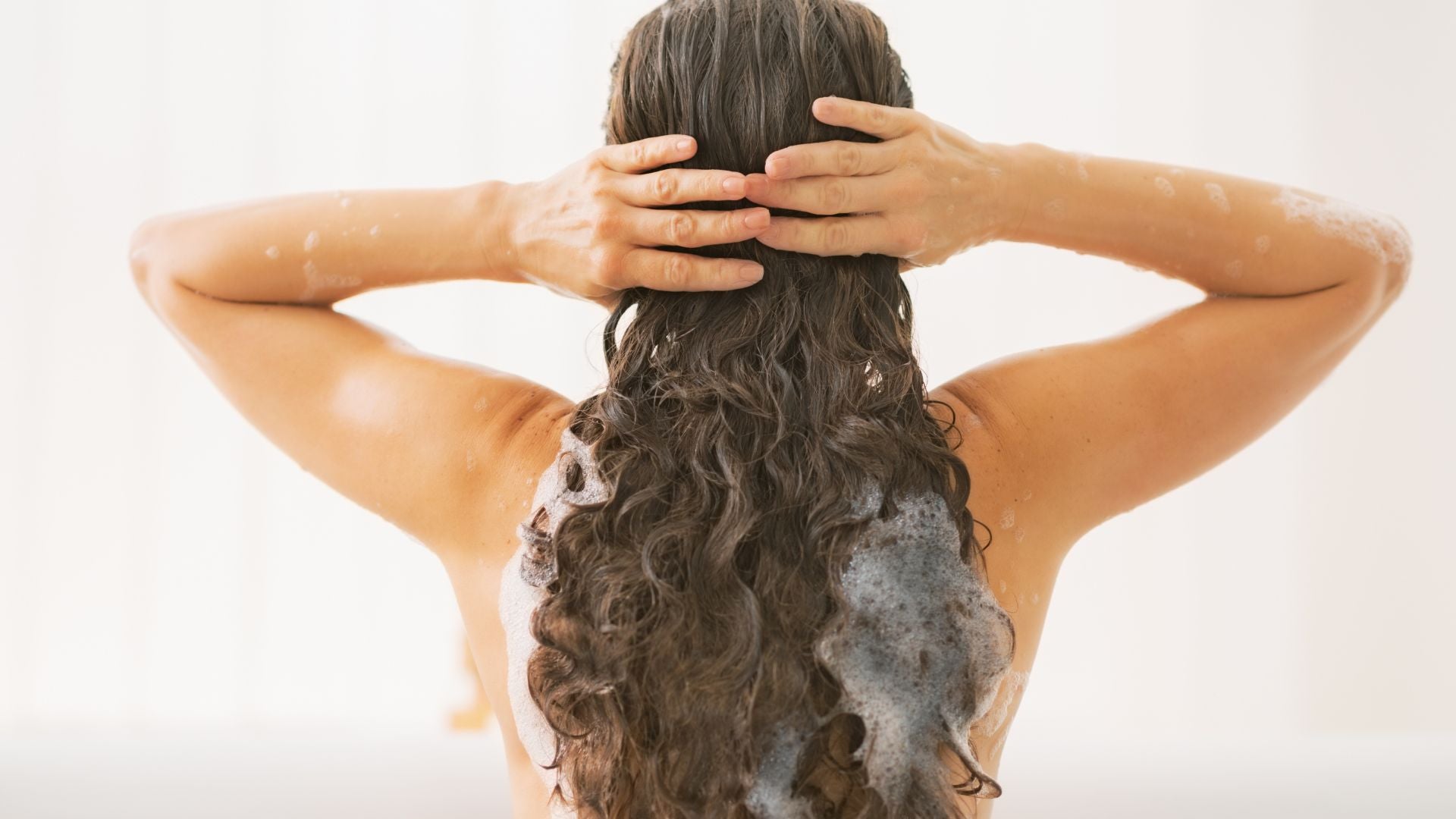 Co-Wash vs Low-Foam: Protecting the Scalp Barrier Through Smart Cleansing