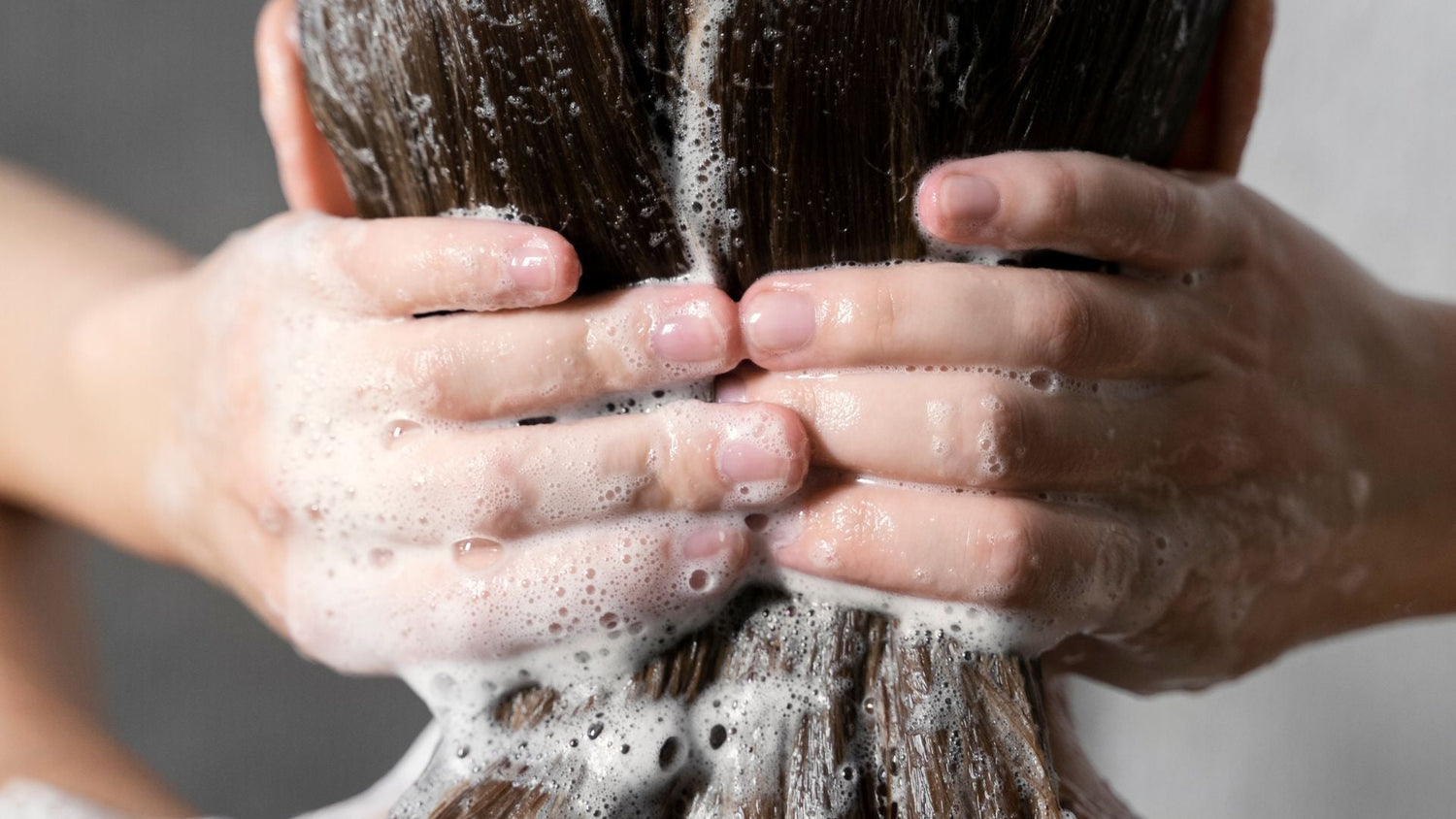 Co-Wash vs Low-Foam Cleanser: Which Protects Sensitive Scalps Better?